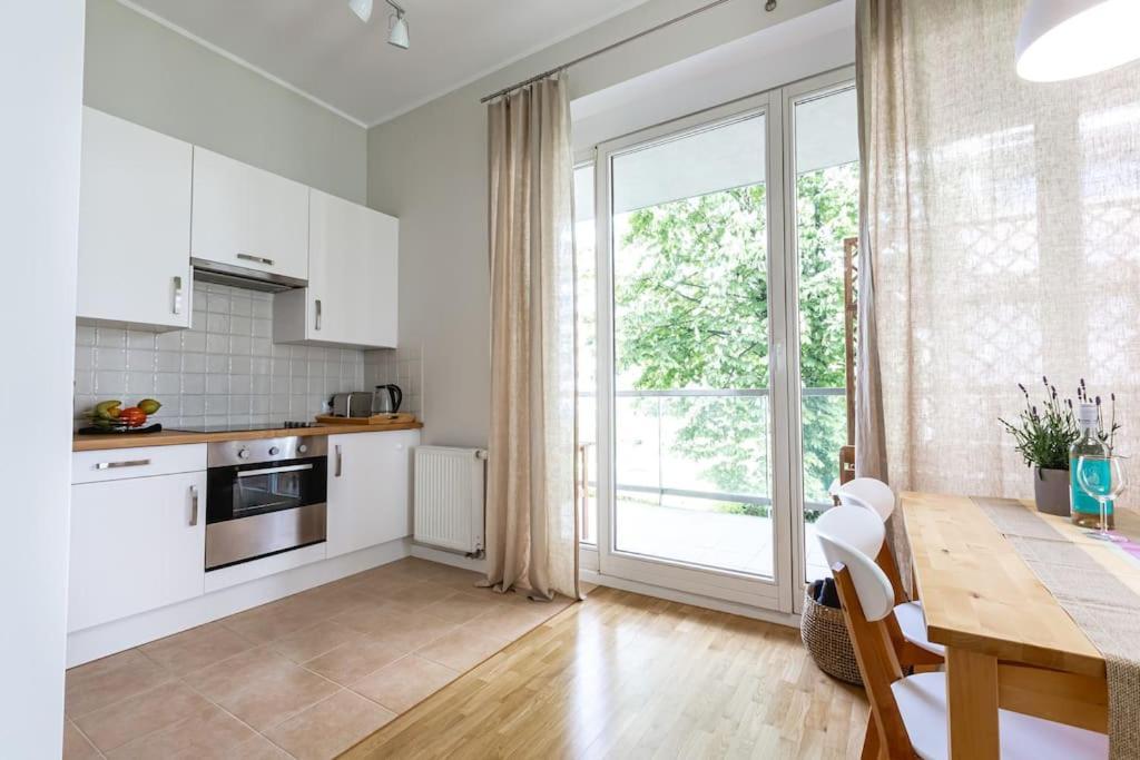 Апартаменти Bright And Cozy Near Park, With A Huge Terrace.